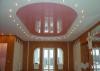 Потолок выполнен с двух разных материалов - белый матовый и красный глянец.
Стиль монтажа - двухуровневый потолок, с размещением точечных светильников.