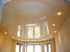 Потолок выполнен с двух разных материалов - белый глянец и бежевый  матовый    Стиль монтажа - двухуровневый потолок, с размещением точечных светильников.