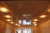 Потолок выполнен с двух разных материалов - коричневый глянец и светло-коричневый матовый. Стиль монтажа - двухуровневый потолок, с размещением точечных светильников.